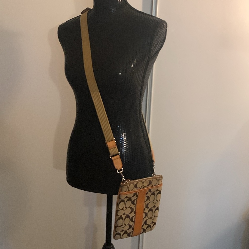 🎉3X HOST PICK🎉 Vintage Coach Signature Logo Crossbody - Picture 4 of 5